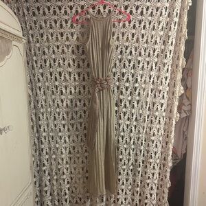 Chic Sleeveless Maxi Dress in Tan